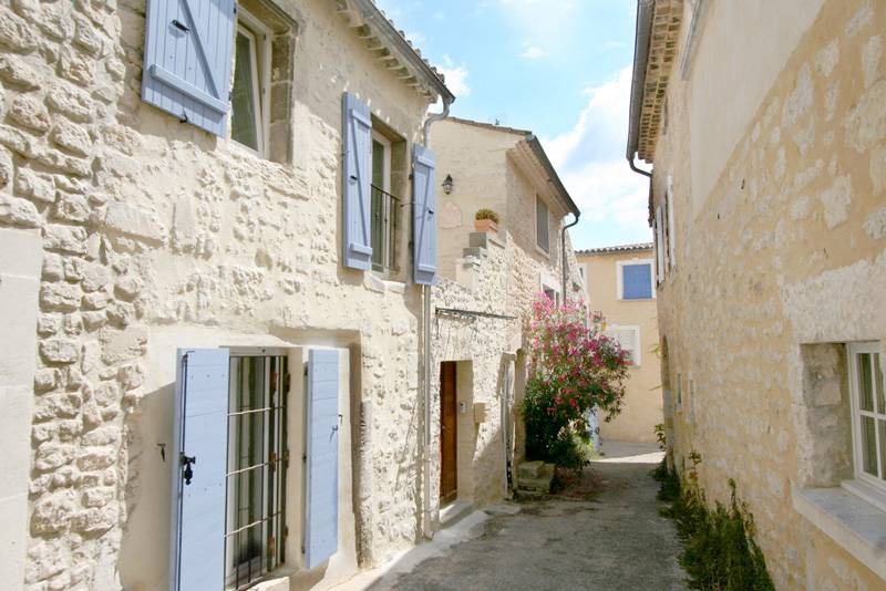 A vendre, Maison de village Saint Restitut Cour interieure, terrasses A vendre, Maison de village Saint Restitut Beaucoup de charme Cour interieure, terrasses